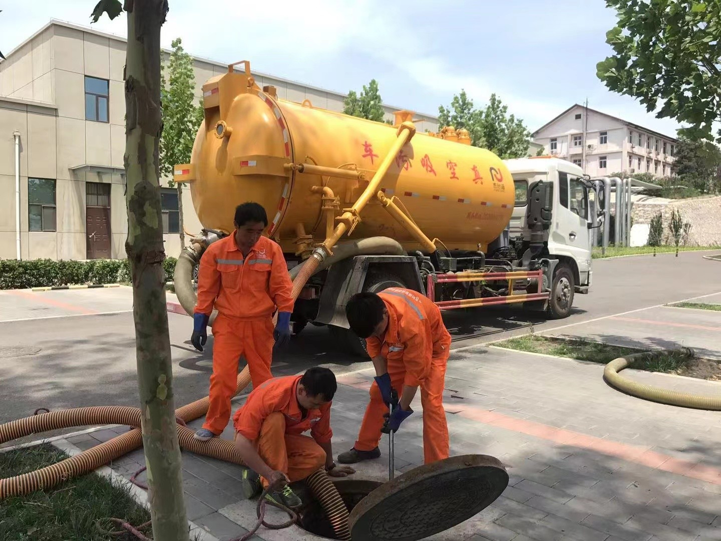 浑江管道疏通车停在窨井附近