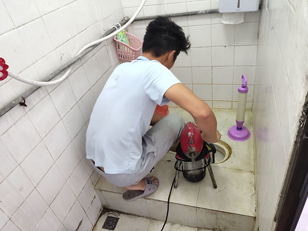 浑江管道堵塞冒臭气 专业师傅现场解决问题