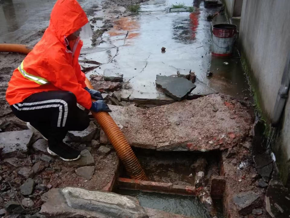 浑江专业清理污水池 炜誉市政以规范流程守护城市 “肠道”