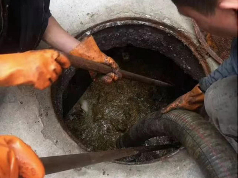 浑江清理化粪池时如何避免沼气的危害？